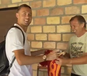 URNEBESNE SCENE SA UBA: Matić doneo nove dresove Rome, a otac ga je zamolio da mu ih potpiše, evo kako je Nemanja reagovao! (FOTO) (VIDEO)