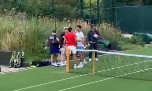 NOVAK I KARLOS SE SRELI DAN PRED VIMBLDON: Alkaraz nosio bandaž, Đoković pričao sa njegovim trenerom ! (VIDEO)