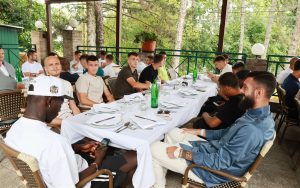 FUDBALERI PARTIZANA NA ZAJEDNIČKOM DRUŽENJU: Vazura govorio o pojačanjima i svemu do sada urađenom! (VIDEO)