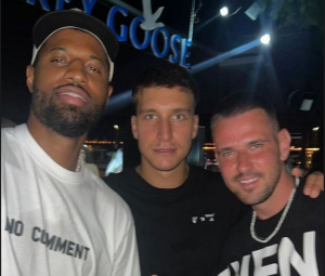 NBA ZVEZDA PONOVO U BEOGRADU: Srpski zet u društvu Bogdanovića i poznatog muzičara uživa u noćnom životu! (FOTO)