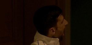 ĐOKOVIĆA NIKADA NISTE VIDELI U OVOM IZDANJU: Nole gotovo zaspao dok je čekao nastavak meča! (VIDEO)