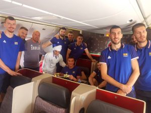 KAPITENSKA ČESTITKA ZA BOGDANA BOGDANOVIĆA: Torta na 10.000 metara za simbol reprezentacije! (VIDEO)