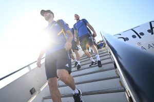 SPECIJALCI ČUVAJU HRVATE: Desetak vozila policije dočekalo igrače Dinama iz Zagreba u Atini!