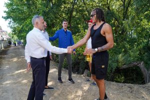 GORDON STIGAO U SOMBOR: Jokić ugostio saigrača iz Denvera, pa gde drugde nego na hipodromu! (VIDEO)