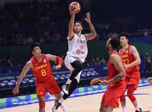 STEFAN JOVIĆ „PRODAO“ KINEZIMA SJAJNU FINTU: Nisu znali gde je lopta, a on je pogodio uz faul! (VIDEO)