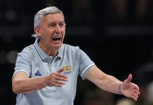 PEŠIĆ OTRKIO KOJIH 13 IGRAČA PUTUJE U KINU: Sa spiska otpao plejmejker!