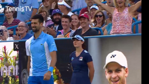 URNEBESAN POTEZ NOVAKA U SINSINATIJU: Njegov gest nasmejao sve! (VIDEO)