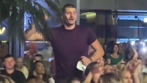 VIŠE SE UMORI OD CECE NEGO OD EMBIDA: Jokić gotovo u transu uživa na žurci! (VIDEO)