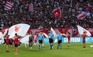 ‘CRVENO-BELI’ STIHOM IZ POZNATE PESME POZVALI ‘DELIJE’ NA STADION: Da li će nastaviti u istom ritmu!? (FOTO)