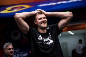 TAČNO SE VIDI KADA MU JE ZASTAO DAH: Letonski džin jedva preživeo poslednji napad! (VIDEO)