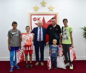 SJAJAN GEST CRVENO-BELIH: Zvezda ugostila heroja sa Košara i njegovu porodicu! (VIDEO)