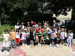 ZVEZDA DONIRALA GOLOVE VRTIĆU „DUGA“: Kangva i Nedeljković oduševili mališane! (FOTO)