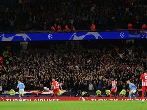 DELIJE POKAZIVALE NOVČANICE NAVIJAČIMA SITIJA: Dobili su brutalan odgovor od Engleza! (VIDEO)