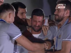 NOVAK KAKVOG DO SADA NISMO VIDELI: U zagrljaju košarkaša srpski as briznuo u plač – Kakva emocija! (VIDEO)