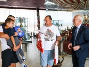 LEP GEST CRVENE ZVEZDE: Uputili pomoć za mirno školovanje porodice sa dvanaestoro dece!