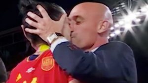 UHAPŠEN BIVŠI PREDSEDNIK FS ŠPANIJE: Ljubio članicu ženske reprezentacije, a sada se tereti za učešće u kriminalu! (VIDEO)