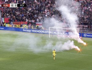 HAOS U AMSTERDAMU, SVE VIŠE NEREDA U NAJJAČIM LIGAMA: Ajaks razbijen na komade, a navijači ne daju da se završi meč! (VIDEO)