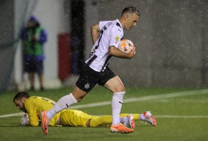 POGLEDAJTE JEDANAESTERAC ZA PARTIZAN: Da li je sudija opravdano pokazao na belu tačku!? (VIDEO)