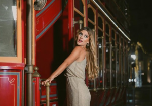 VATRENA PLAVUŠA JE NOVO ZVEZDINO LICE: Ko je zagonetna devojka koja će mamiti muške uzdahe u crveno-belom? (FOTO)