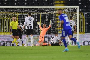 (POLUVREME) NOĆNA MORA ZA PARTIZAN: Radnik vodi sa 0:2, crno-belima poništen gol zbog faula! (FOTO) (VIDEO)