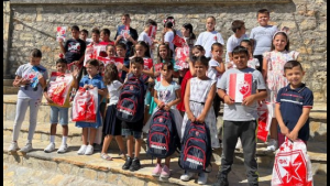ZVEZDA NASTAVLJA SA HUMANIM RADOM: ‘Crveno-beli’ opremili mališane iz Orahovca i Velike Hoče za školu!