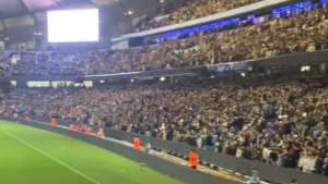 NESVAKIDAŠNJA SCENA U MANČESTERU: Pristalice oba tima prekinule minut ćutanja! (VIDEO)