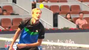 GLAVOM U TENISU?: Naravno da može, pitajte Medvedeva! (VIDEO)