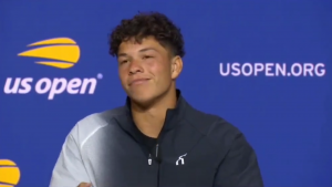 ŠELTON OPET SPUŠTA SLUŠALICU: Amerikanac to radi i na crvenom tepihu! (VIDEO)