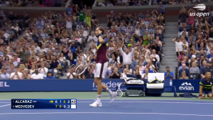 ZNAŠ KAKO, I ON JE POMALO SPECIJALISTA ZA TVRDU PODLOGU: Medvedev pobedio i Karlitosa i publiku za novo Gren slem finale! (VIDEO)