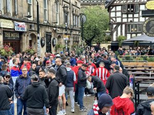 DELIJE OKUPIRALE MANČESTER: Navijači Crvene zvezde prave šou pred duel sa Sitijem! (FOTO+VIDEO)