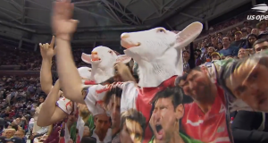 NAVIJAČI STAVILI MASKU KOZE, TU SU I MAJICE SA NOVAKOVIM LIKOM: Snimci sa US Opena obišli čitav svet! (VIDEO)