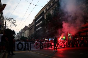 VELIKI PROTEST GROBARA U CENTRU PRESTONICE: Vazura na meti uvreda navijača, poraz samo dodao benzin na vatru! (VIDEO)