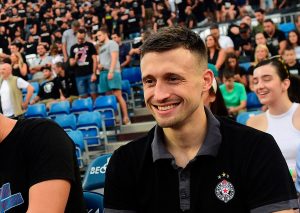 ORILO SE TAŠMAJDANOM ‘MVP’: Avramović imao doček za pamćenje! (FOTO) (VIDEO)