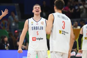 JOVIĆ ODGOVORIO BRUKSU: Šaljiv potez srpskog košarkaša oduševio navijače! (VIDEO)