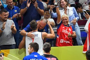 KAPITEN U ZAGRLJAJU PORODICE: Bogdanova rapsodija emocija nakon prolaska u finale! (FOTO) (VIDEO)