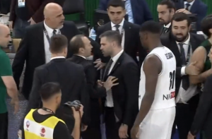 SRBIN POLUDEO U TURSKOJ: Dušan Alimpijević krenuo da se obračuna sa trenerom Darušafake! (VIDEO)