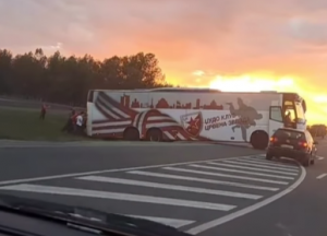 JEZIVA SLIKA KOD STARE PAZOVE: Autobus Crvene zvezde sleteo sa puta! (VIDEO)