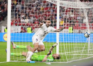 ZVIŽDUCI HIMNI, GAĐANJE TADIĆA SA TRIBINA, PROVOCIRANJE MITROVIĆA: Mađare samo čista sreća spasila od Orlova! (VIDEO)