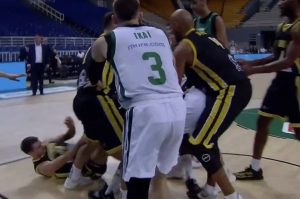 GRK HTEO DA UDARI SRBINA: Adetokumbo nasrnuo na Lukovića, pa dobio isključenje! (VIDEO)