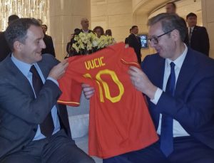 VUČIĆ SE SASTAO SA SRPSKIM MURINJOM: Predsednik Srbije dobio dres reprezentacije Kine! (FOTO)