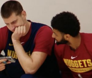 MA KAKVA KOŠARKA, DAJ BRE KONJE: Srpski centar zna svoje prioritete! (VIDEO)