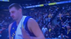 LEBRON ODBIO DA SE POZDRAVI SA JOKIĆEM: Pogledajte reakciju srpskog centra! (VIDEO)