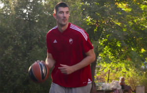 LEP GEST ZVEZDE: Košarkaši crveno-belih zaigrali sa klincima basket ispred zgrade! (VIDEO)