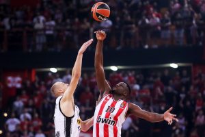 (POLUVREME) PROBLEMI ZA PARTIZAN U PIREJU: Olimpijakos šutevima za tri razbija ‘crno-bele!’ (FOTO) (VIDEO)