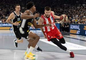 PARTIZAN DOKAZUJE DA JE TRENUTNO DVE KLASE IZNAD ZVEZDE: Katastrofalna druga četvrtina Sferopulosovih izabranika i dvocifrena prednost ‘crno-belih’ na poluvremenu! (FOTO) (VIDEO)