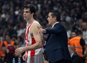 TEODOSIĆ DOBIJA JEZIVE UVREDE: Navijači Crvene zvezde ga molili da dođe, a sada hoće da ga oteraju! (FOTO)