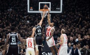 (POLUVREME) ODLIČNA KOŠARKA U ARENI: Partizan krenuo silovito, Zvezda se vratila!