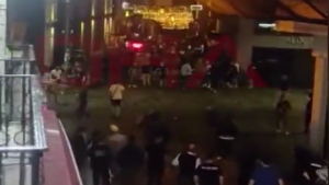 HAOS U ISTANBULU: Sukob navijača Bajerna i Galatasaraja, letele stolice na sve strane! (VIDEO)