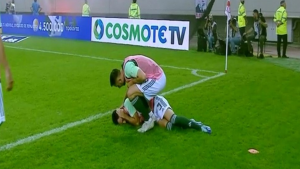 HAOS U ATINI: Igrač Panatinaikosa iznet nosilima sa terena! (FOTO)