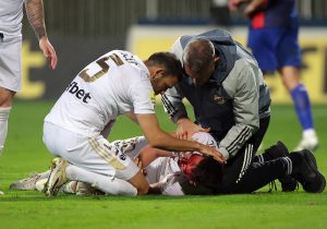 JEZIVA SCENA NA BANOVOM BRDU: Haotičan sudar glavama igrača Čuke i Voše, majka fudbalera uletela u teren! (FOTO)